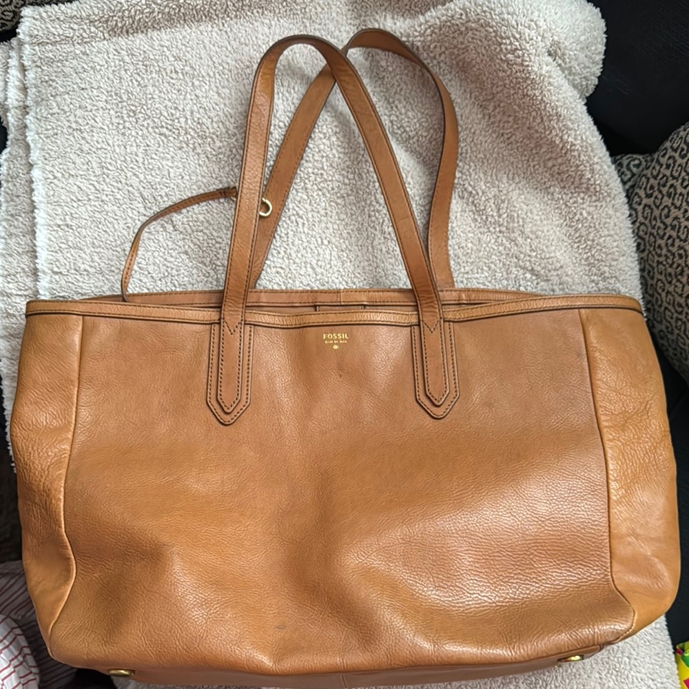 Fossil Tan Leather Tote Bag with Minimalist Design